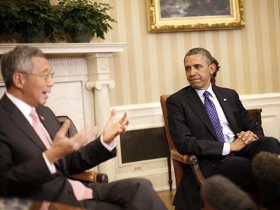 Tổng thống Mỹ Barack Obama (phải) lắng nghe Thủ tướng Singapore Lý Hiển Long tại Nhà Trắng hôm 2/4.